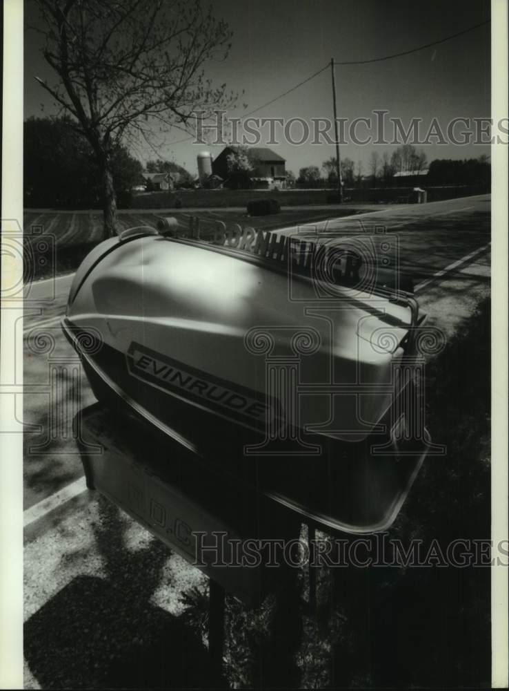 1993 Press Photo Evinrude Motor Housing Acts as Mailbox in Germantown - Historic Images