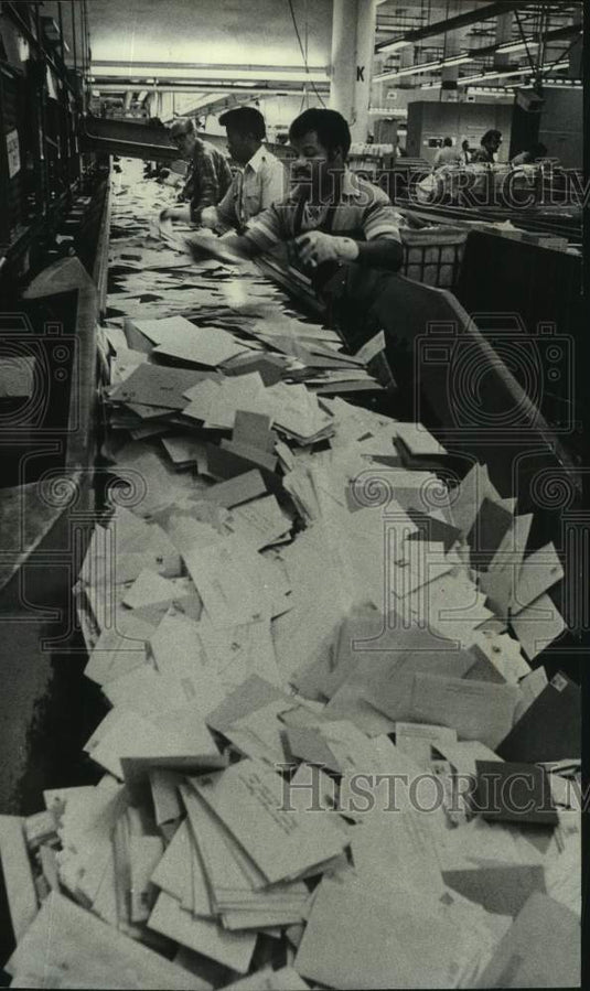 1977 Press Photo Workers Processing Mail, Milwaukee Main Post Office - mjc32159 - Historic Images