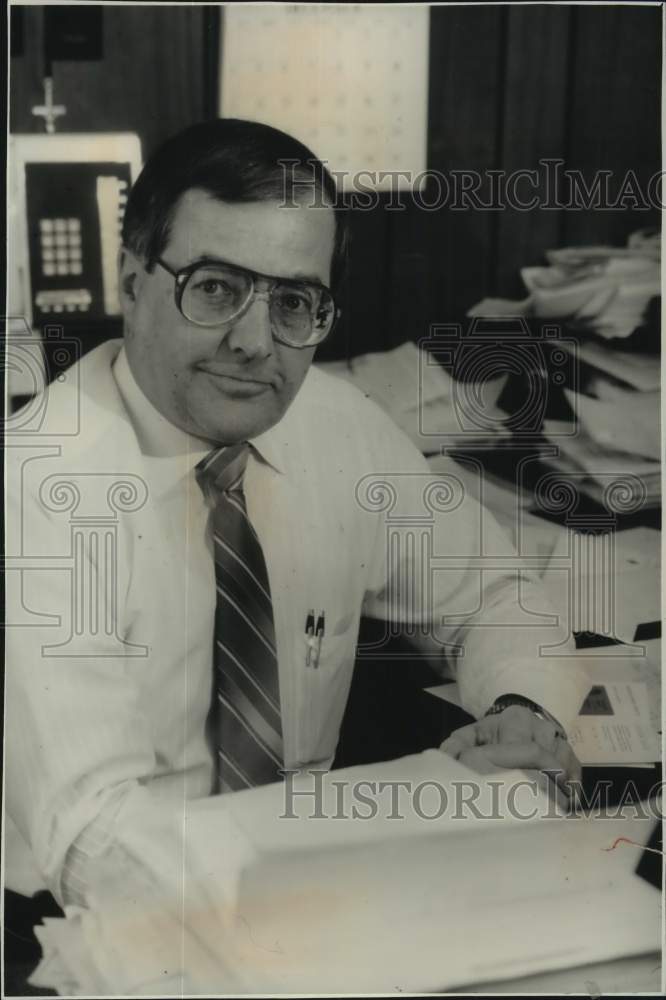 1988 Press Photo Robert Steliga, Village President Bankruptcy Ordeal, Menomonee - Historic Images