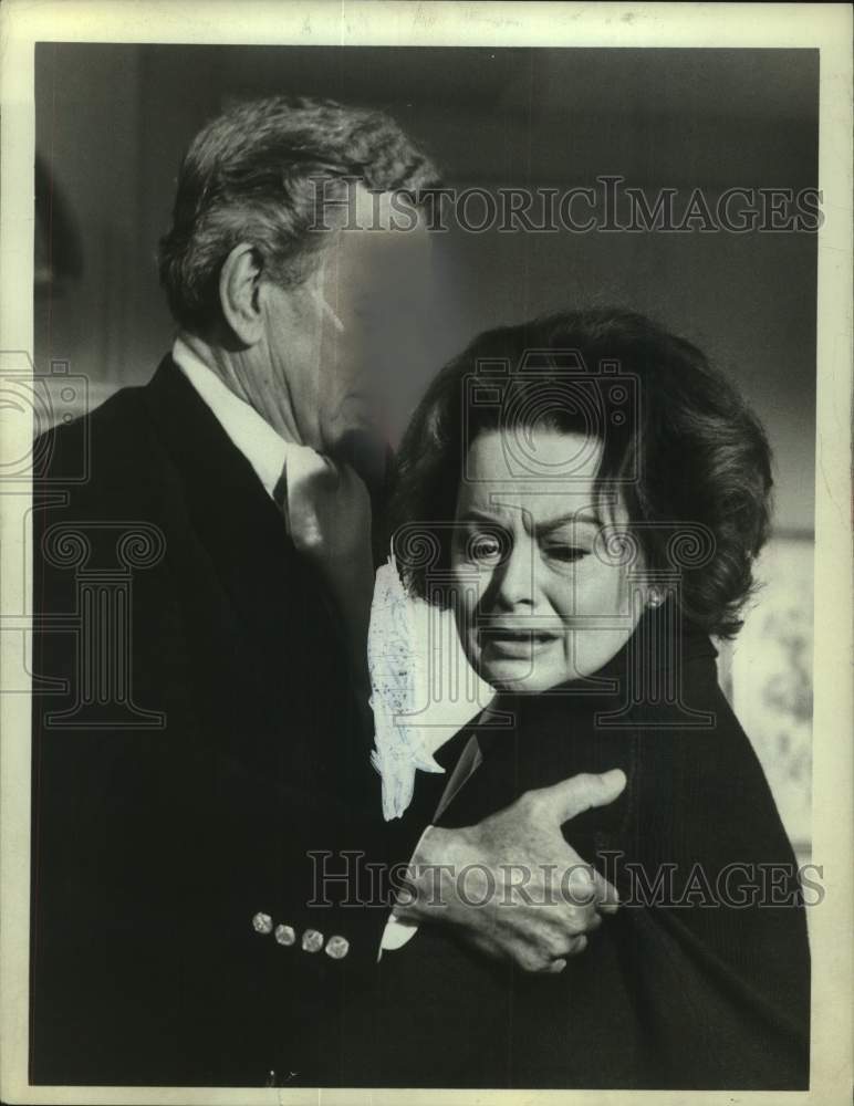 1972 Press Photo Olivia de Havilland with another in &quot;The Screaming Woman&quot; Story- Historic Images