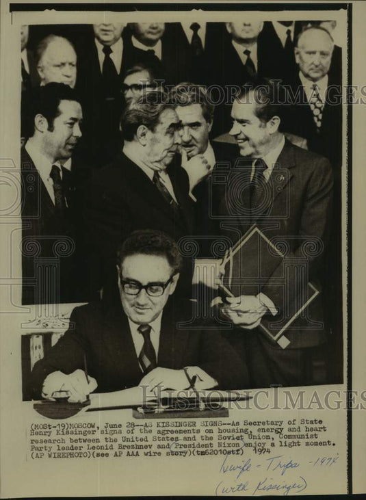 1974 Henry Kissinger signs agreements and President Nixon in Moscow - Historic Images