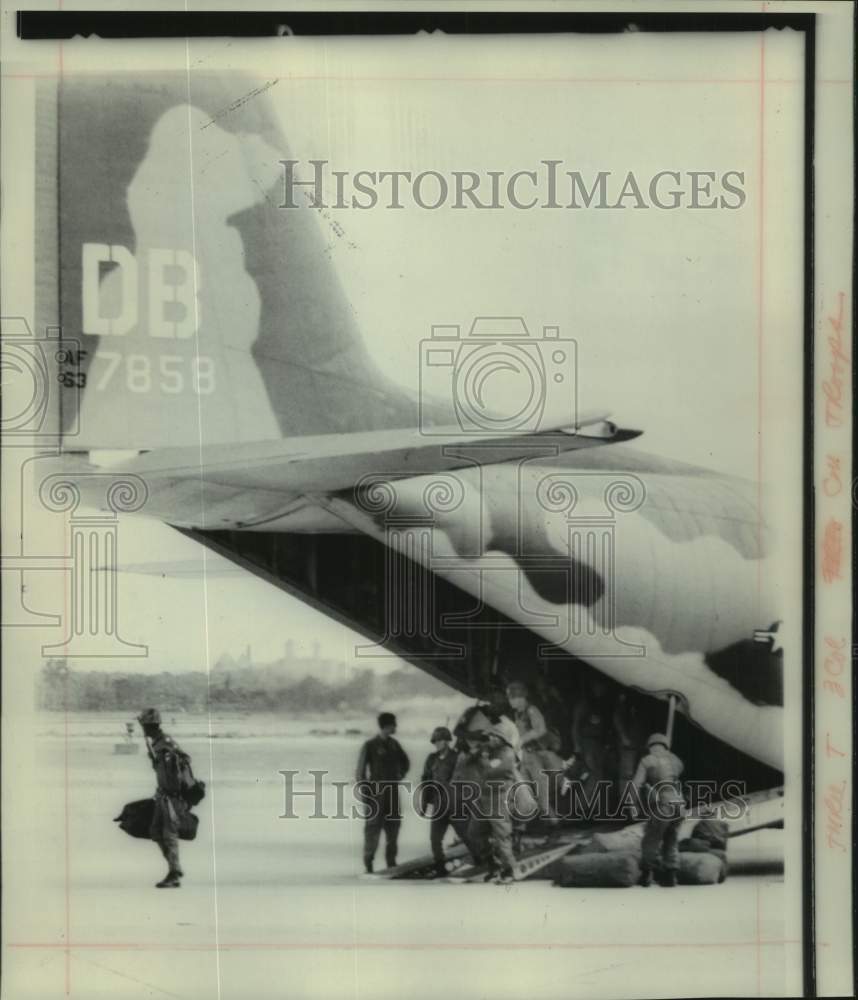 1968 Press Photo Army soldiers arrive at Glenview naval air station, Chicago - Historic Images