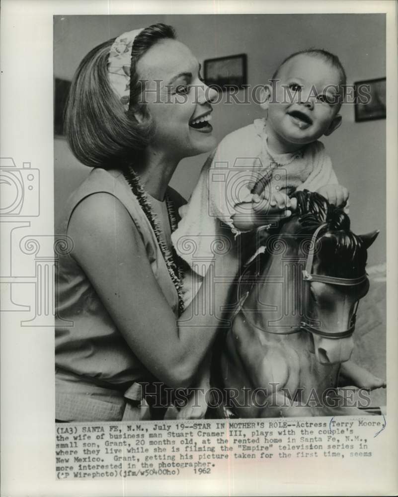 1962 Press Photo Actress Terry Moore and son, Grant, play at home in Santa Fe - Historic Images