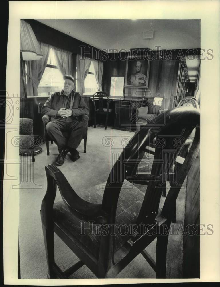 1985 Press Photo Nooyen relaxing in the Eisenhower railway car - mjc32257 - Historic Images