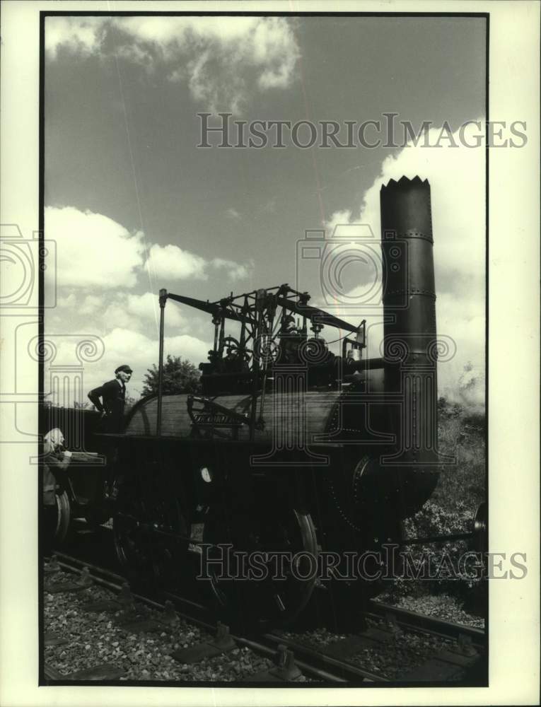 1975 Press Photo Replica of world&#39;s first passenger train locomotive, England - Historic Images