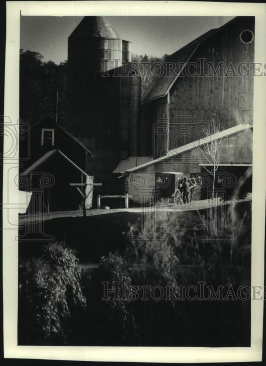 1989 Press Photo Amish farm on Highway 131 near Kendall, peaceful rural setting. - Historic Images
