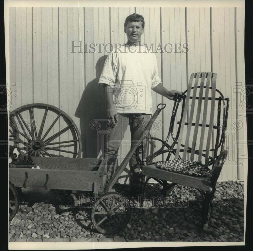 1988 Press Photo Tom Randall displays Amish made goods featured in his store. - Historic Images