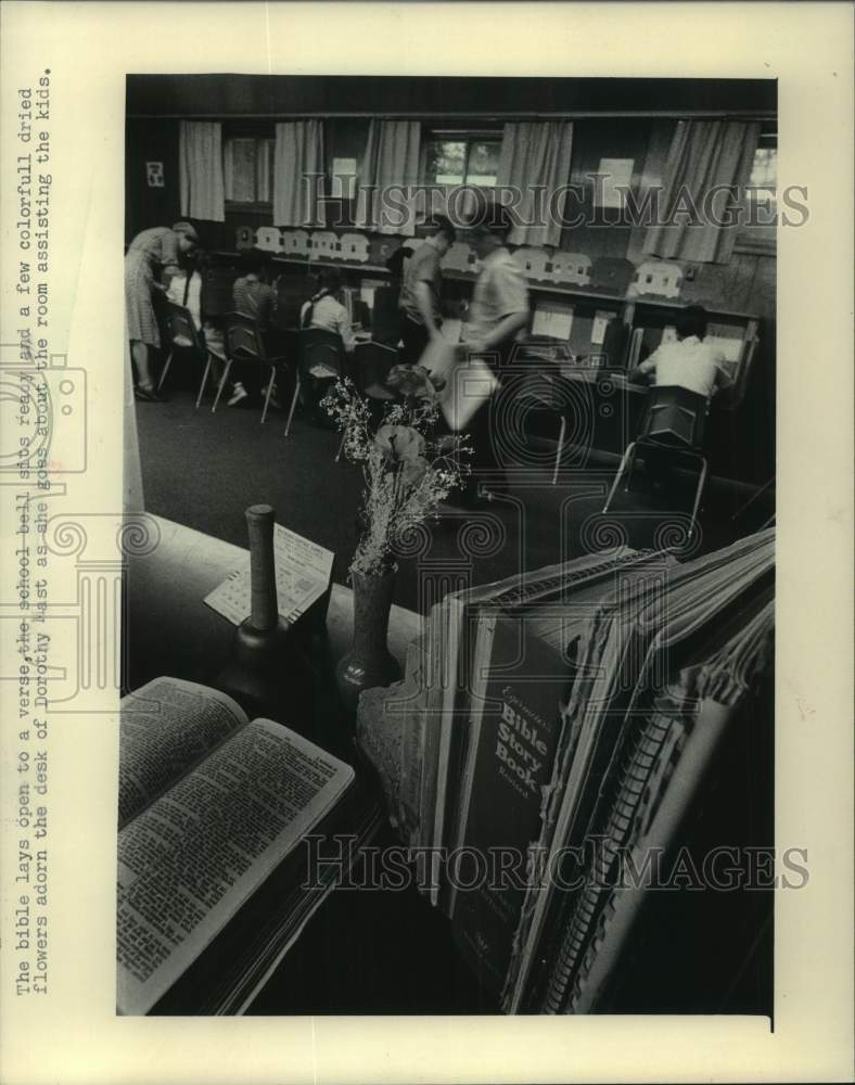 1985 Press Photo Teachings of Bible takes center stage at Mennonites school. - Historic Images