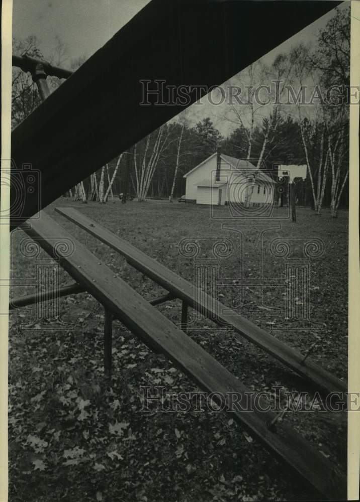 1985 Press Photo From playground is a view of the Mennonite school in Haywood. - Historic Images