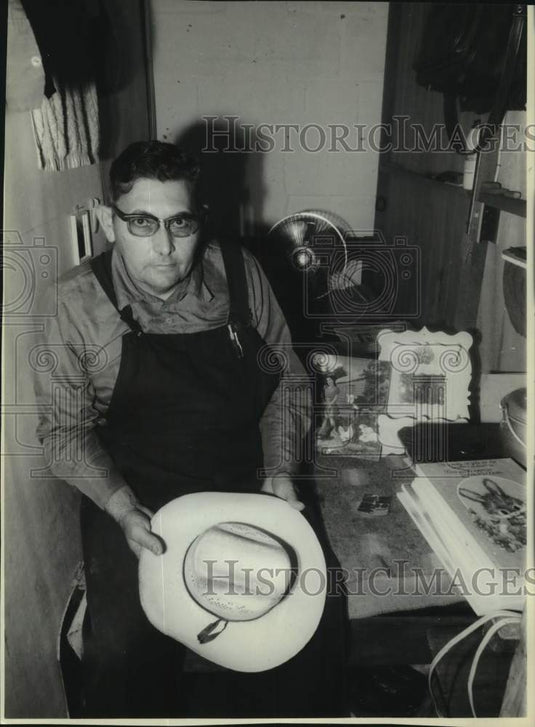 1990 Press Photo Abraham Groening, a Mennonite confined to prison in Santa Cruz. - Historic Images