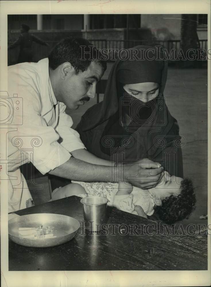 1963 Press Photo Doctor vaccinating a baby for polio, Casablanca, Morocco - Historic Images