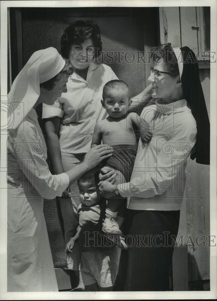 1966 Press Photo Special health care for migrant workers by St. Joseph hospital.- Historic Images