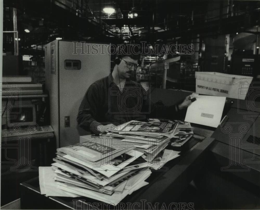 1993 Press Photo Postal employee Mark Flanders uses sorting machine, Milwaukee - Historic Images