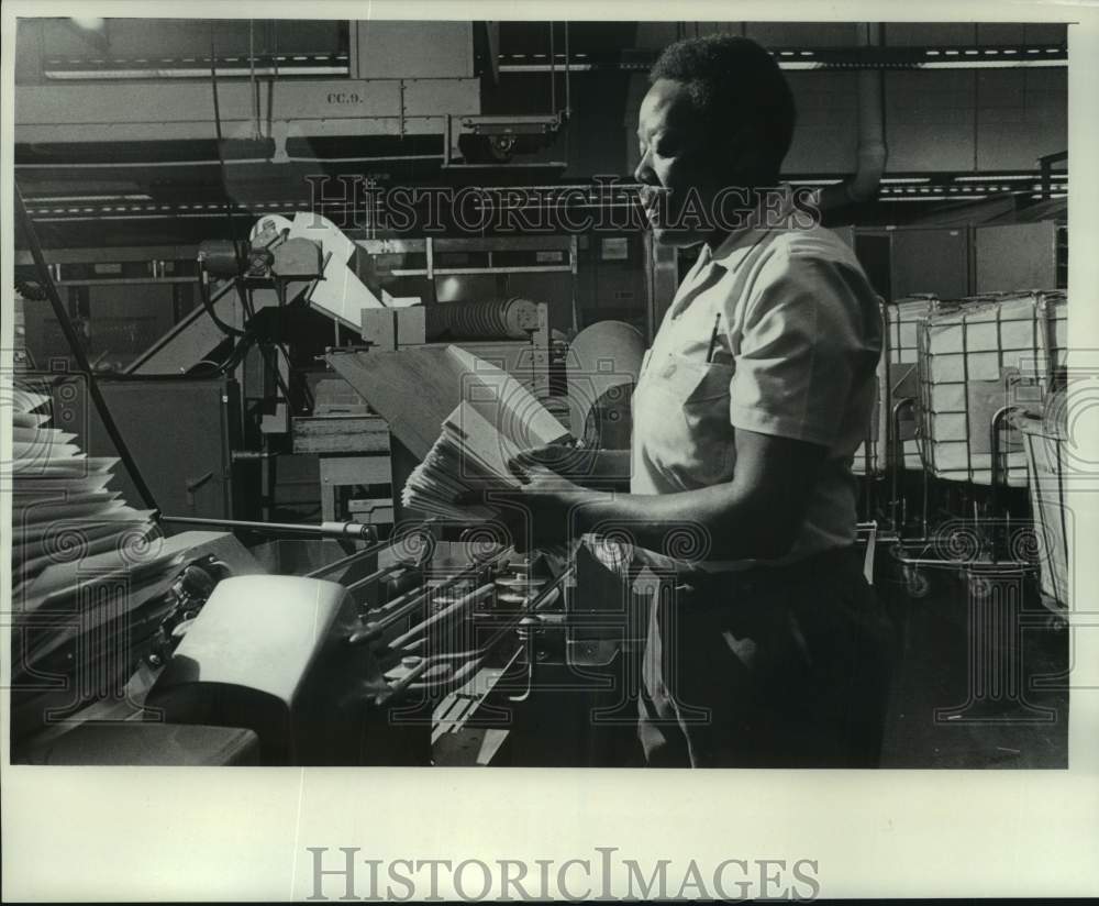 1976 Press Photo post office employee sorts mail using machine, Milwaukee - Historic Images