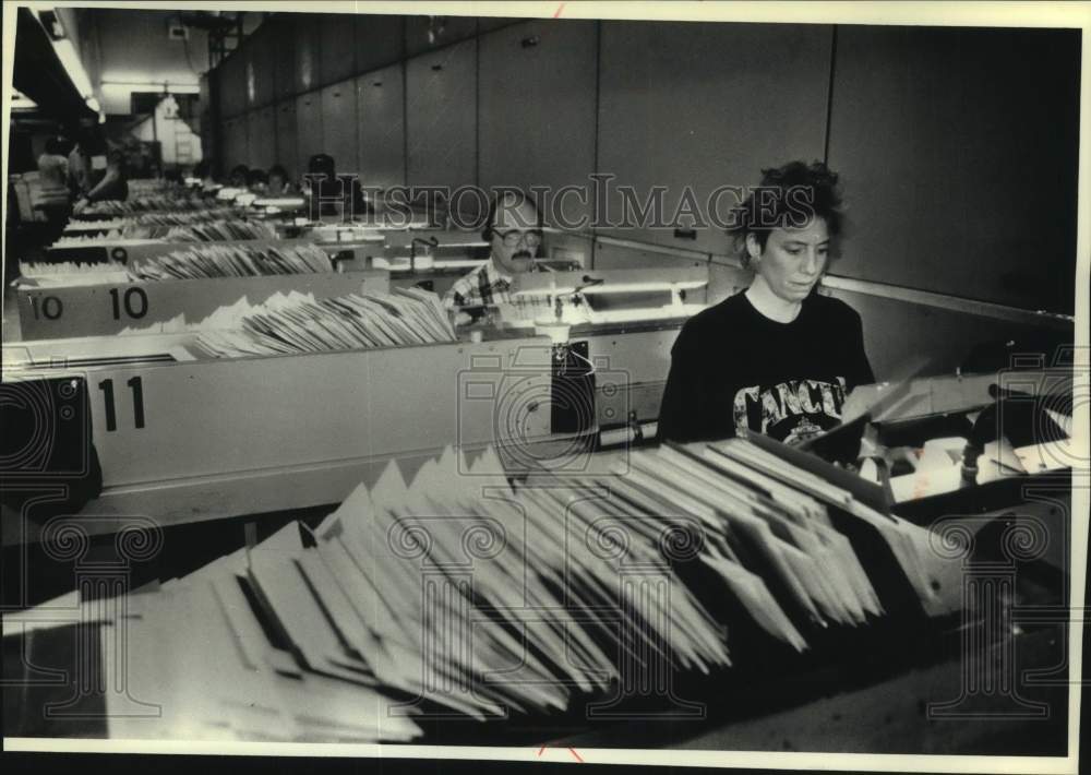 1991 Press Photo Post office employee Marcia Hench sorts mail in Milwaukee - Historic Images