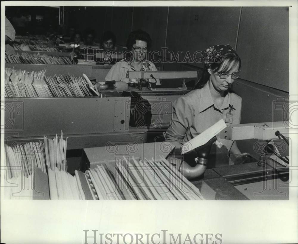 1976 Press Photo Employees processing mail at US Post Office in Milwaukee Wisc. - Historic Images