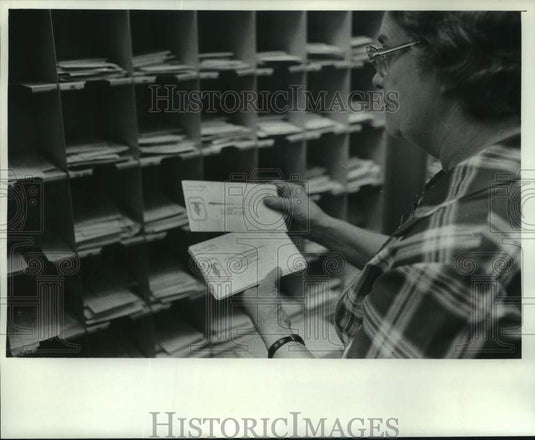 1976 Press Photo Employee sorting mail at US Post Office in Milwaukee, Wisconsin - Historic Images