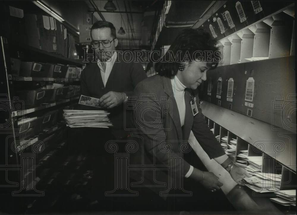 1989 Press Photo Gene &amp; Rosie Schwarzmeier sorting mail, Milwaukee - mjc32353 - Historic Images