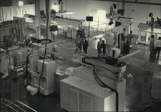1992 Press Photo Parts removal robots at Star Automation Inc., Menomonee Falls - Historic Images