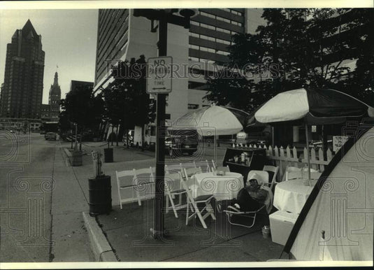 1993 Press Photo John Steinmiller waiting for the Circus Parade, Milwaukee - Historic Images