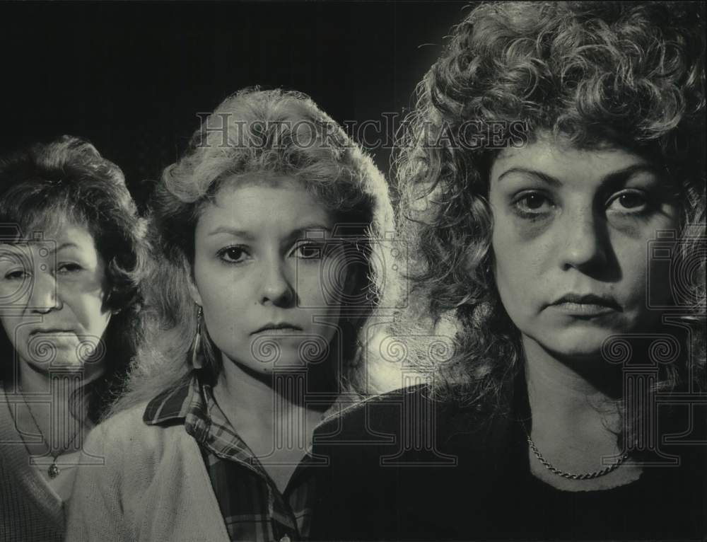 1985 Press Photo Orrianna Newsome with daughters have been mugged in Wisconsin - Historic Images