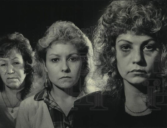 1985 Press Photo Orrianna Newsome with daughters have been mugged in Wisconsin - Historic Images