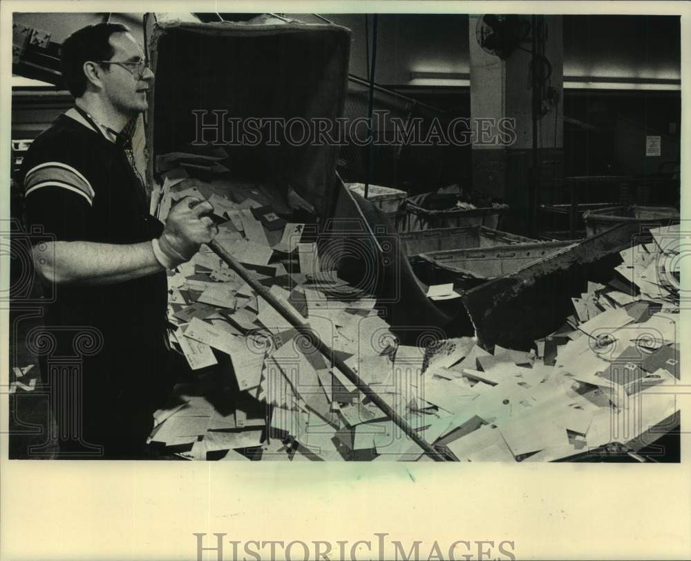 1986 Press Photo Milwaukee postal employee John Gitiewski sorts holiday mail - Historic Images