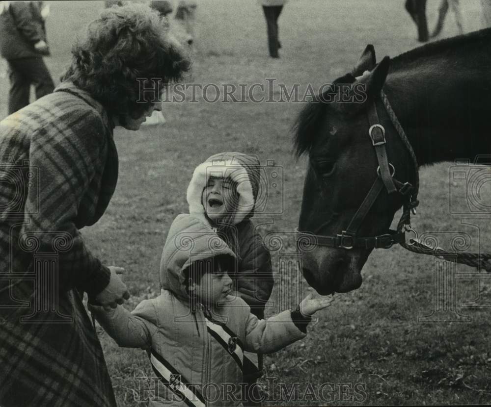1976 Press Photo Victor LoCicero of Kenosha fed Bicentennial wagon train horses - Historic Images