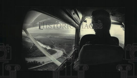 1983 Press Photo Border Patrol pilot Sam Scaief flies and spots for ground crews - Historic Images