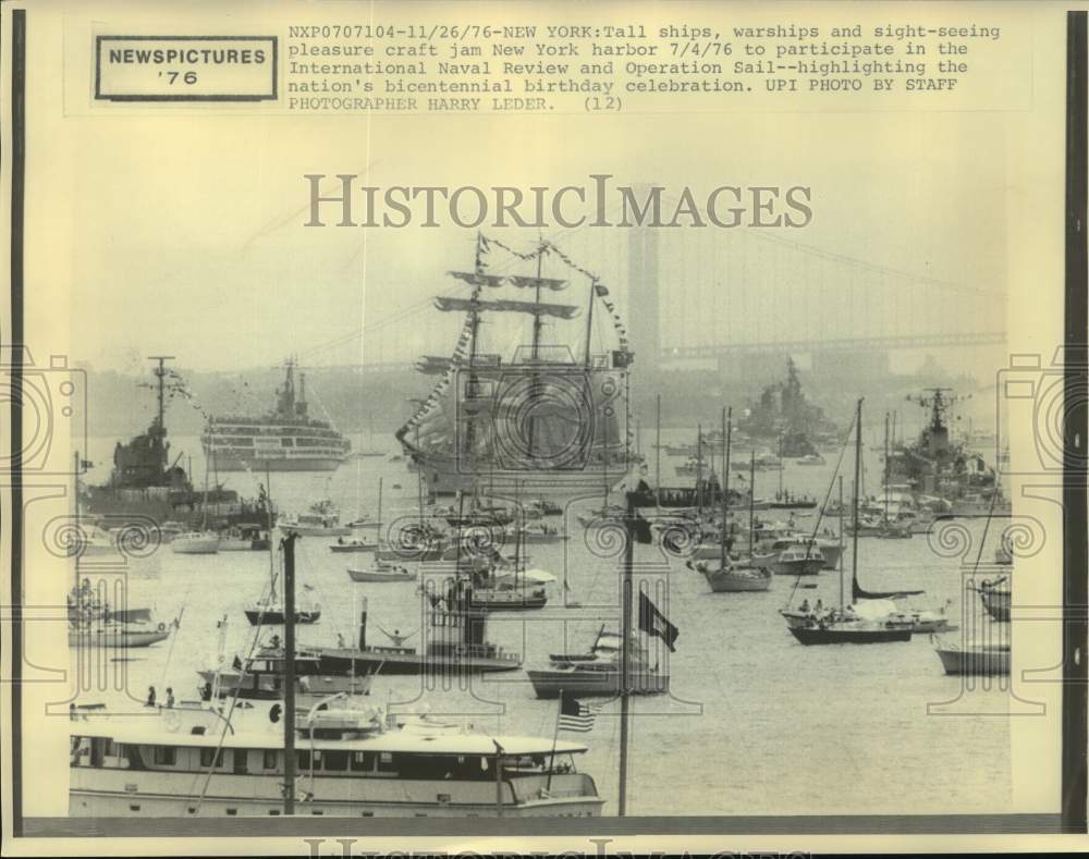 1976 Press Photo Tall ships, warships &amp; sight seeing craft jam New York harbor. - Historic Images