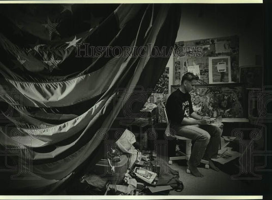 1992 Press Photo Michael Steinke, artist-illustrator, Oconomowoc, Wisconsin - Historic Images