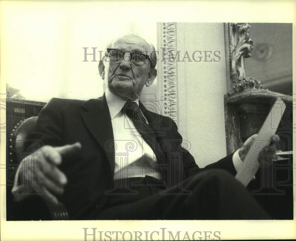 1978 Press Photo Senator John Stennis talking to reporters, Washington - Historic Images