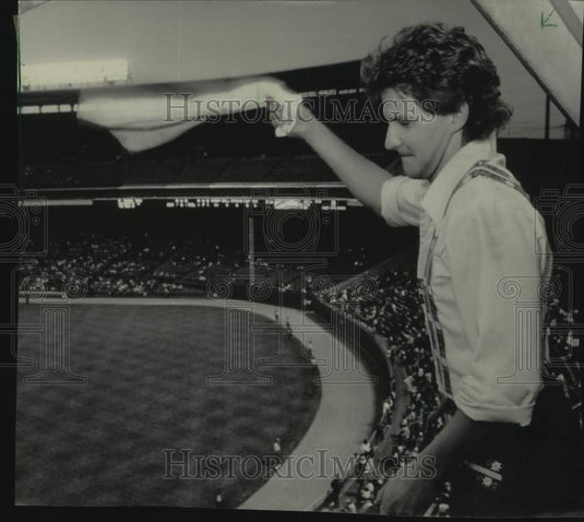 1984 Press Photo Tom Lund egged on the crowd during double-header, Milwaukee - Historic Images