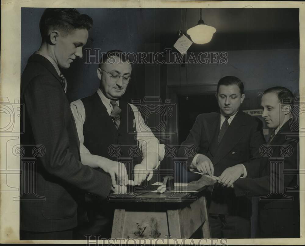 Press Photo Temporary workers at US Post Office being fingerprinted, Milwaukee - Historic Images