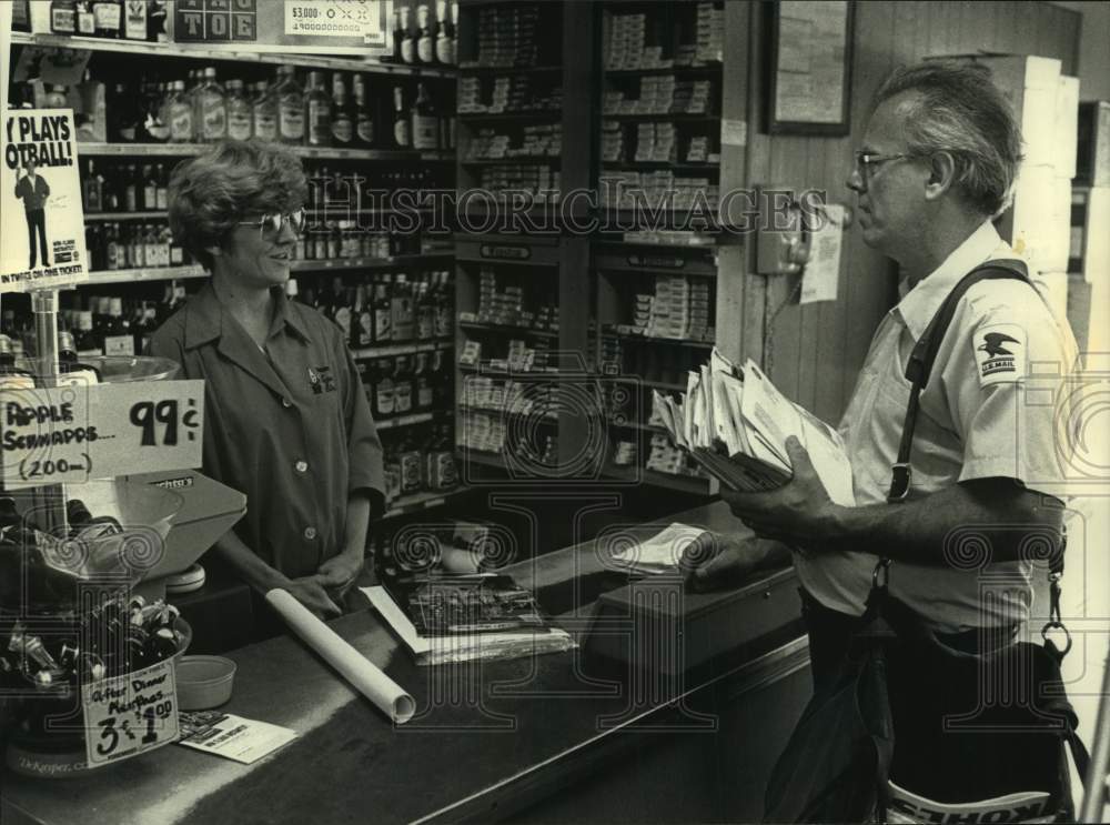 1990 Press Photo Mailman Tom Shallow &amp; store clerk Karen Bruening, Milwaukee - Historic Images