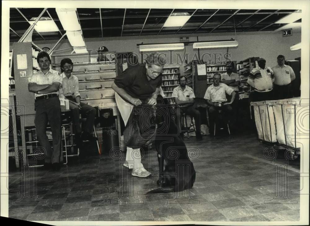 1989 Press Photo Dog trainer Nancy Keirsey shows mail carriers dog protection. - Historic Images