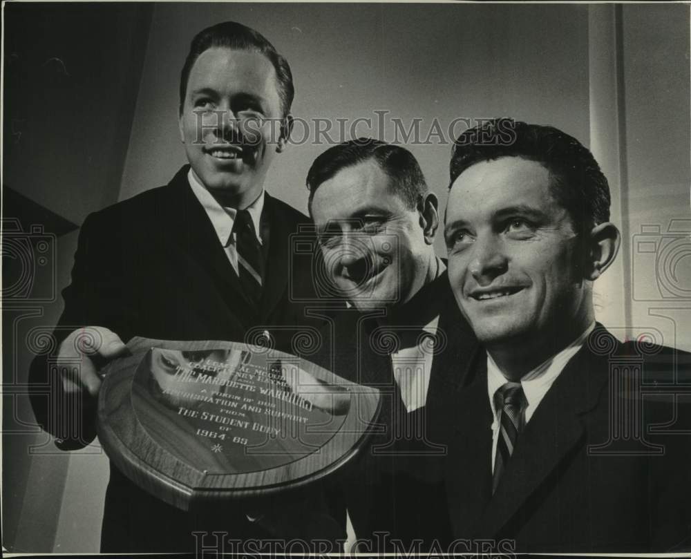 1965 Press Photo Marquette Univ. basketball coaches get awards of appreciation-Historic Images