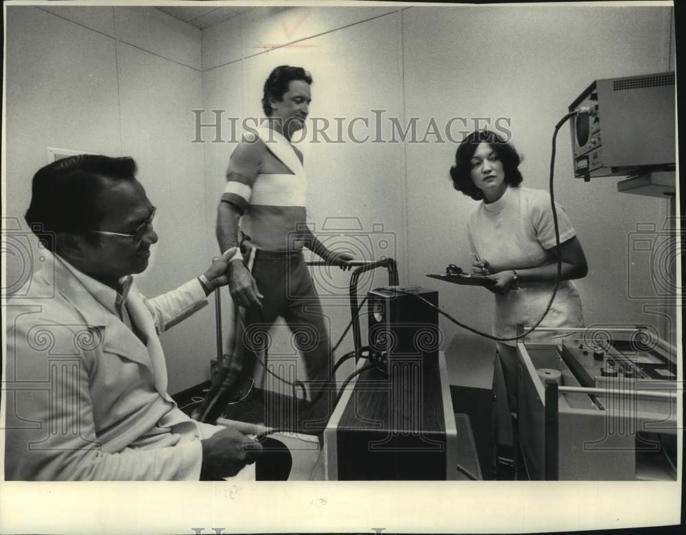 1978 Press Photo Al McGuire being examined by Menomonee Falls Medical Group - Historic Images