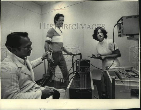1978 Press Photo Al McGuire being examined by Menomonee Falls Medical Group - Historic Images