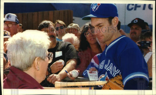 1993 Press Photo Paul Molitor with Blue Jay fans at stadium - mjc32497 - Historic Images