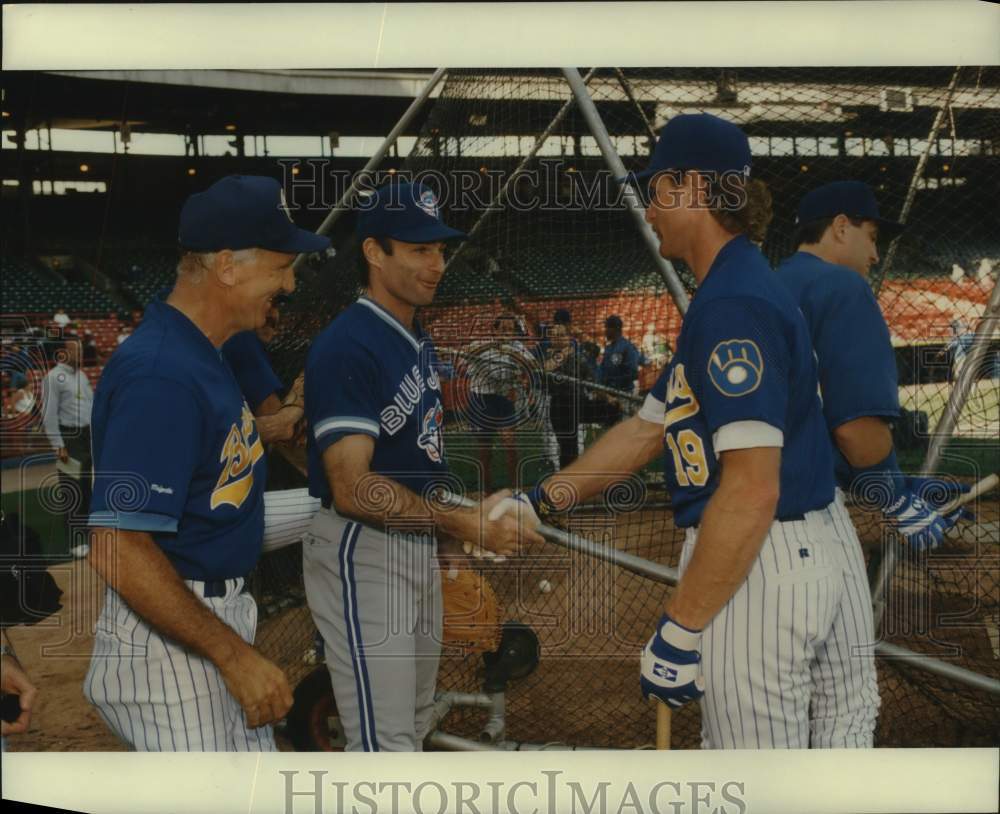 Press Photo Paul Molitor with teammates at baseball stadium - mjc32499 - Historic Images