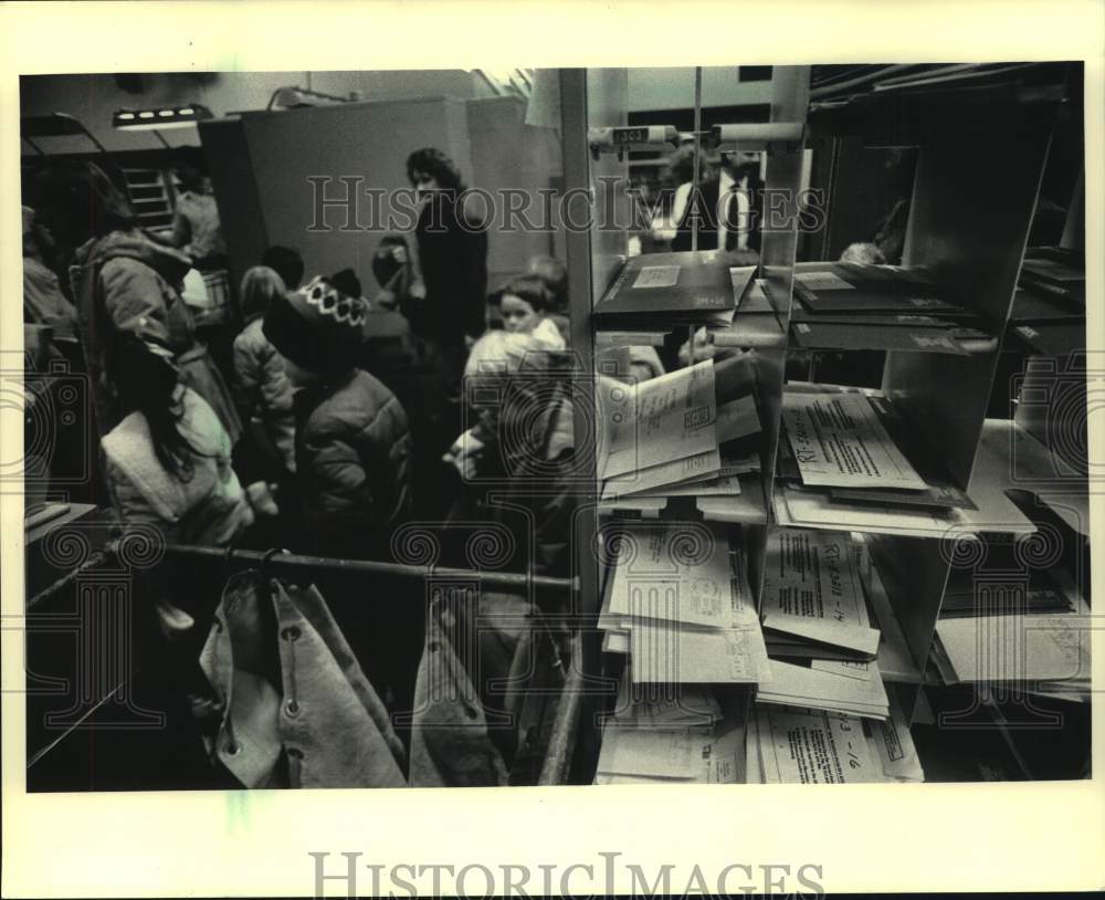 1987 Press Photo Students pass mail slots while touring a Post Office - Historic Images