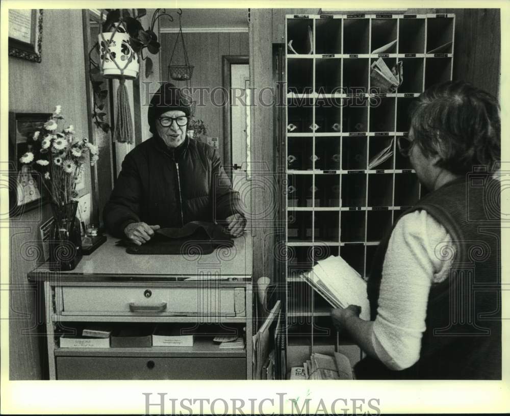 1986 Press Milhelcich provides mail to Wilvan Gardner at Eagle River Post Office - Historic Images