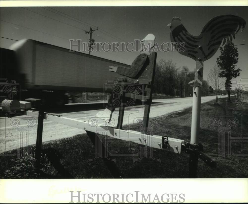 1993 Press Photo Hand-operated farmer counterweights mailbox in Richfield - Historic Images