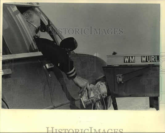 1984 Press Photo John Fahey delivers mail on a rural route in Stratford - Historic Images
