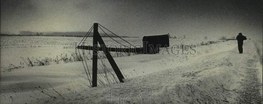 1985 Press Photo Man walking on country road Kewaunee County Fram near Alaska - Historic Images