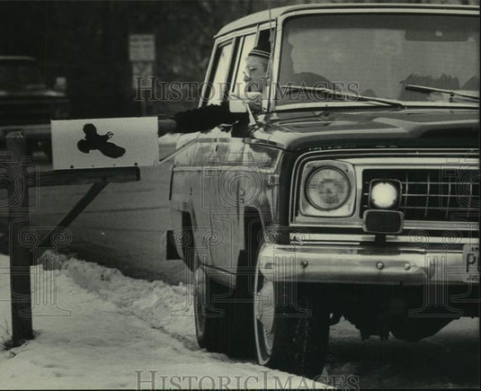 1985 Press Photo David Greene, a rural carrier with the Pewaukee Post Office - Historic Images