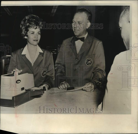 1982 Press Photo New Postal Uniforms for Clerks modeled in Portland, Oregon - Historic Images