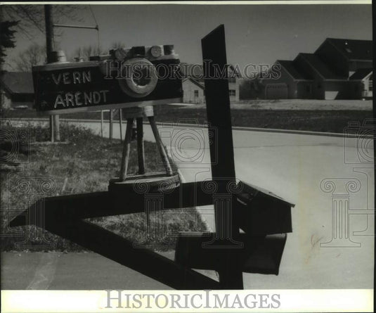 1993 Press Photo Replica of Camera on Vern Arendt's Mailbox Port Washington - Historic Images