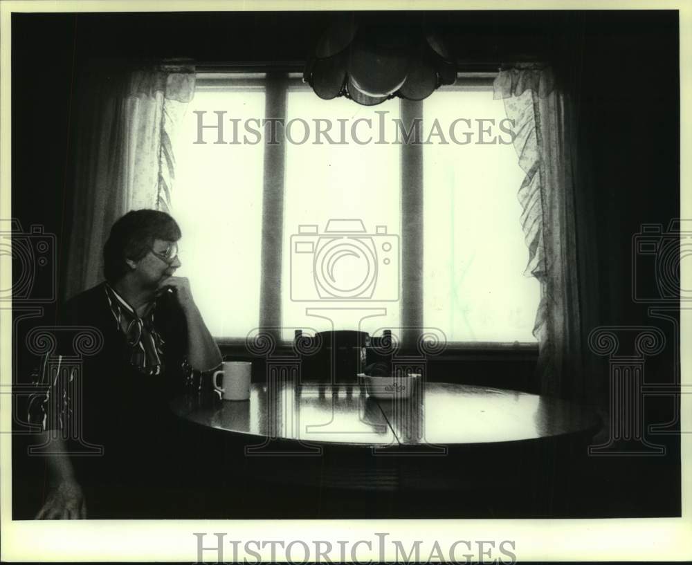 1986 Press Photo Milhelcich relaxed in her kitchen with a cup of coffee - Historic Images